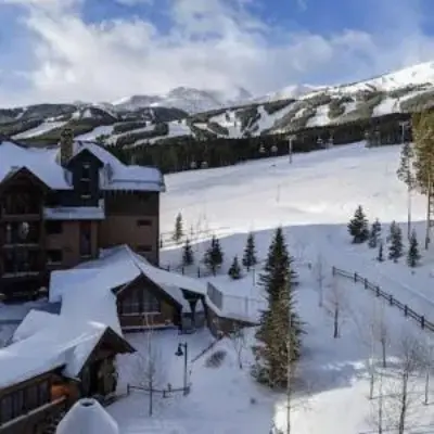 Booking.com ad: Colorado Ski